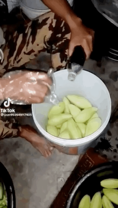 SỐC: Lộ clip hô biến xoài siêu xanh siêu ngọt bán đầy ở vỉa hè Thái Lan, rùng mình nhất là đoạn tay không xoa bóp-2