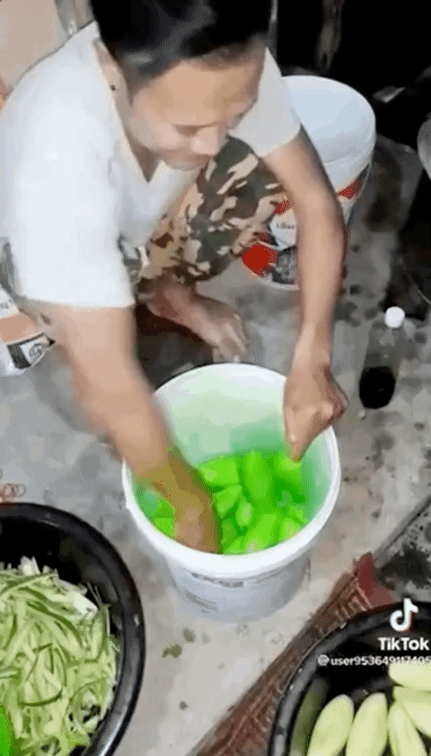 SỐC: Lộ clip hô biến xoài siêu xanh siêu ngọt bán đầy ở vỉa hè Thái Lan, rùng mình nhất là đoạn tay không xoa bóp-3