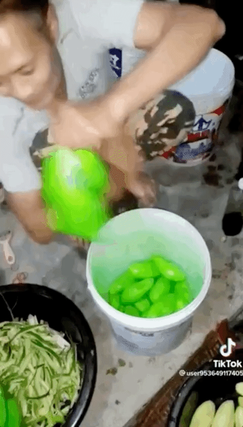 SỐC: Lộ clip hô biến xoài siêu xanh siêu ngọt bán đầy ở vỉa hè Thái Lan, rùng mình nhất là đoạn tay không xoa bóp-4