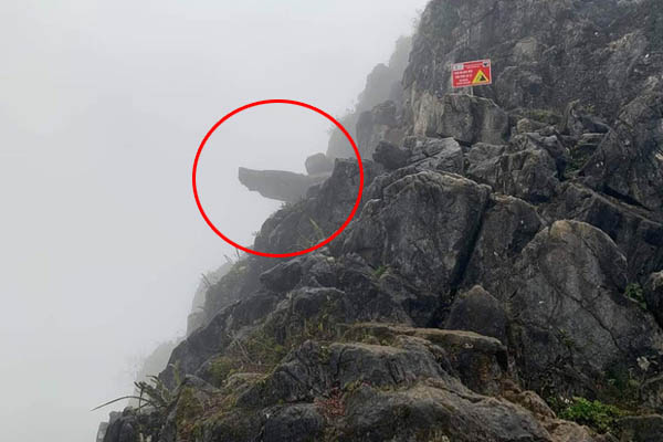 Dân phượt từ nay hết cửa check-in ở mỏm đá tử thần trên đèo Mã Pí Lèng sau vụ du khách trượt chân rơi xuống khe đá-3