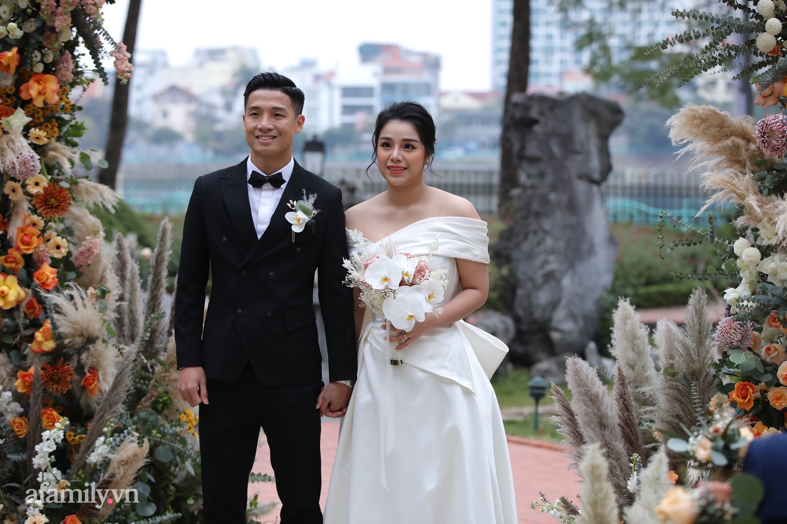 Đám cưới Bùi Tiến Dũng - Khánh Linh, cô dâu cười tươi rạng rỡ dù thời tiết Hà Nội đang rất lạnh-1