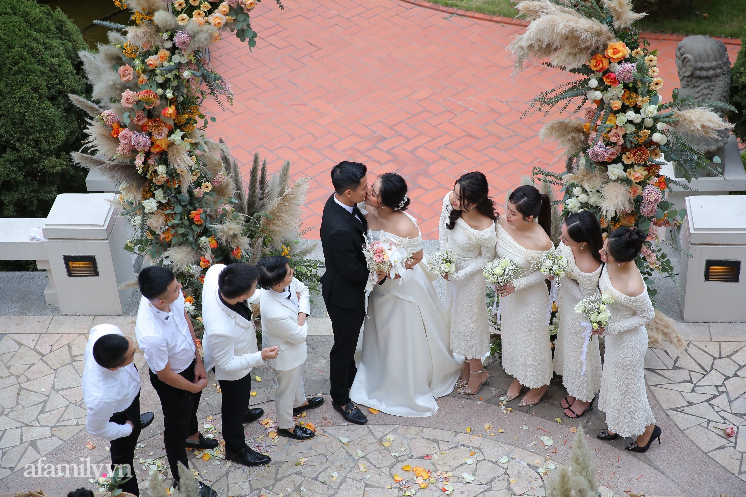 Váy cưới cảm hứng hoàng hôn của Phương Lan - VnExpress Giải trí
