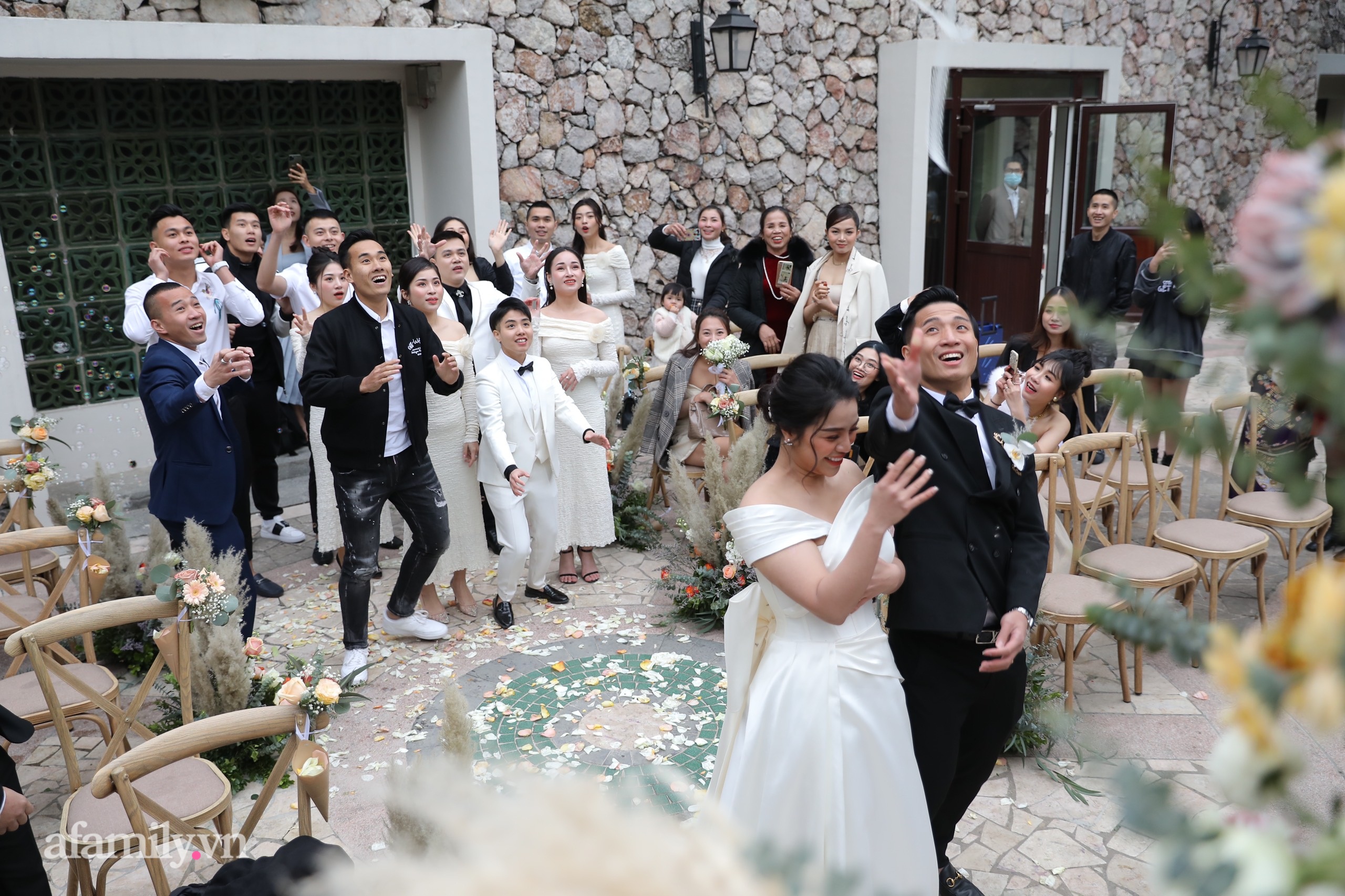Đám cưới Bùi Tiến Dũng - Khánh Linh, cô dâu cười tươi rạng rỡ dù thời tiết Hà Nội đang rất lạnh-7