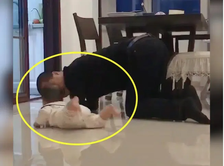 Bố chồng phàn nàn không thích cháu gái, ai ngờ khi cháu ra đời, hành động của ông khiến cả nhà ngã ngửa-1