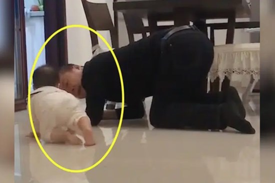 Bố chồng phàn nàn không thích cháu gái, ai ngờ khi cháu ra đời, hành động của ông khiến cả nhà ngã ngửa
