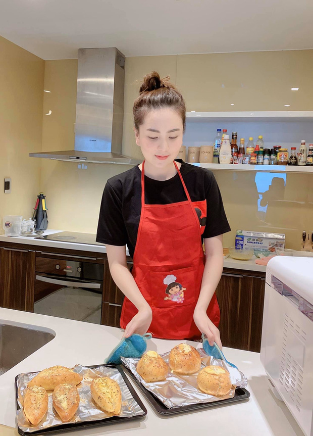 MC Mai Ngọc VTV sống trong căn hộ cực đẳng cấp, nhìn phòng bếp và ban công là biết thuộc team nghiện nhà-8