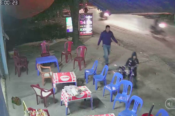 Clip: Hàng loạt xe máy bỗng ngã lăn ra giữa phố Hà Nội, dân mạng đau đầu tìm nguyên nhân-2