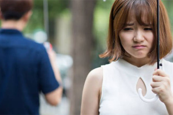 Mẹ bạn trai mời tôi đến nhà dùng bữa ngày cận Tết, khi vừa mở tủ bát đũa tôi sốc đến lạnh gáy với câu nói chát chúa của bà-2