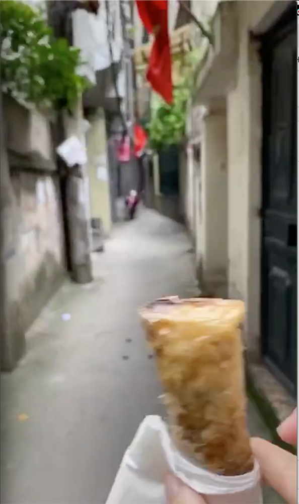 Clip: Nhà người yêu cách 200m, cô gái mang ngay miếng nem rán nóng hổi vừa thổi vừa ăn hút 5,6 triệu lượt xem-1