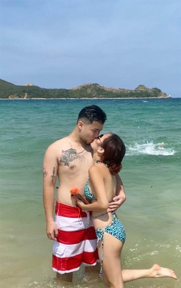 Clip: Nhà người yêu cách 200m, cô gái mang ngay miếng nem rán nóng hổi vừa thổi vừa ăn hút 5,6 triệu lượt xem-5