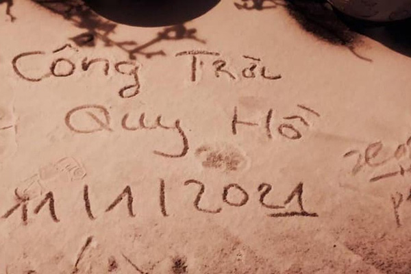 Clip: Chú bò liên tục ngã khuỵu trên đường trơn trượt do băng tuyết khiến người xem xót xa-1