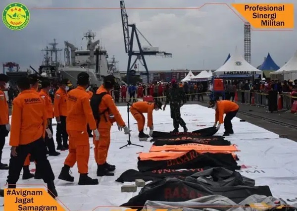Vụ máy bay rơi ở Indonesia: Xúc động chiếc áo hồng của hành khách nhí được tìm thấy và câu chuyện con trai nhỏ ngăn bố lên máy bay tử thần được tiết lộ-1