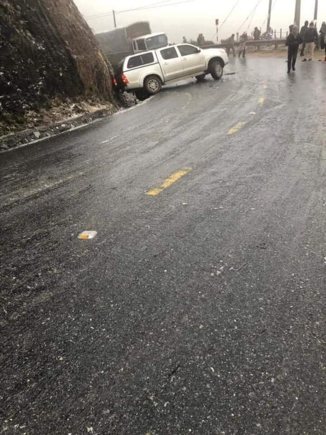 Cảnh báo: Mọi tài xế đặc biệt thận trọng khi đi Sa Pa bởi đã có nhiều ô tô gặp nạn do đường băng tuyết trơn trượt-2