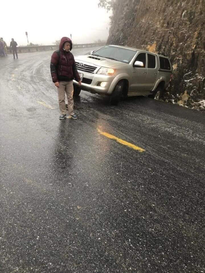 Cảnh báo: Mọi tài xế đặc biệt thận trọng khi đi Sa Pa bởi đã có nhiều ô tô gặp nạn do đường băng tuyết trơn trượt-3