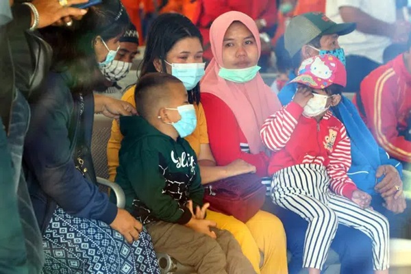 Vụ máy bay rơi ở Indonesia: Xúc động chiếc áo hồng của hành khách nhí được tìm thấy và câu chuyện con trai nhỏ ngăn bố lên máy bay tử thần được tiết lộ-6