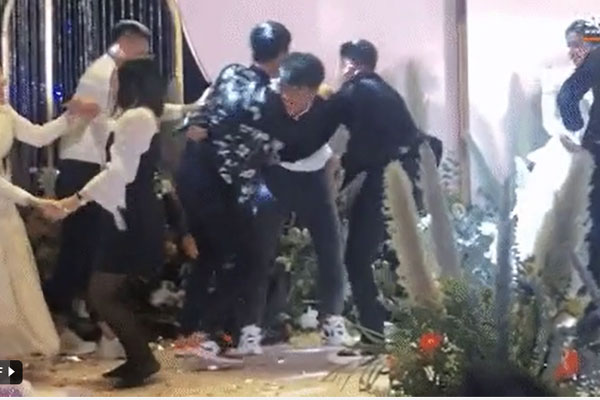 Đám cưới Bùi Tiến Dũng: Xuân Trường suýt ngã nhào sau màn khiêu cũ cồng kềnh cùng Quang Hải-1