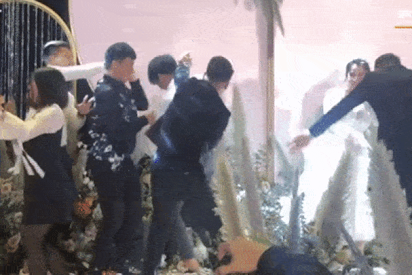 Đám cưới Bùi Tiến Dũng: Xuân Trường suýt ngã nhào sau màn khiêu cũ cồng kềnh cùng Quang Hải