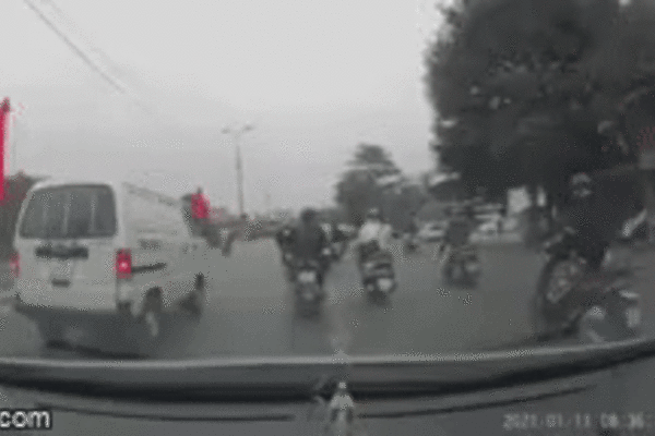 Clip: Hàng loạt xe máy bỗng ngã lăn ra giữa phố Hà Nội, dân mạng đau đầu tìm nguyên nhân