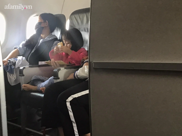 Chỉ một hành động nhỏ của bé gái trên chuyến bay, cư dân mạng đã đồng loạt nhận định: Bé lớn lên chắc chắn thành người tử tế!-1