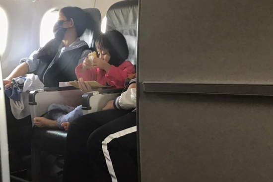 Chỉ một hành động nhỏ của bé gái trên chuyến bay, cư dân mạng đã đồng loạt nhận định: Bé lớn lên chắc chắn thành người tử tế!