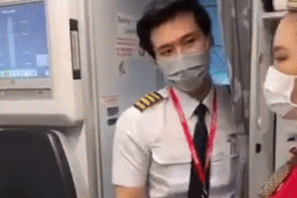 Cơ trưởng trẻ nhất Việt Nam kể chuyện hẹn hò cực sốc khi dắt bạn gái bay sang Singapore cho ngồi tàu lượn xong về!-5