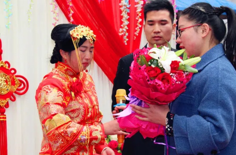 Tiêu tốn hơn 1 tỷ cưới vợ cho con trai, sau đêm tân hôn, gia đình chú rể chết điếng vì cô dâu biến mất, khi biết thân phận thật của cô ta thì càng bàng hoàng-2