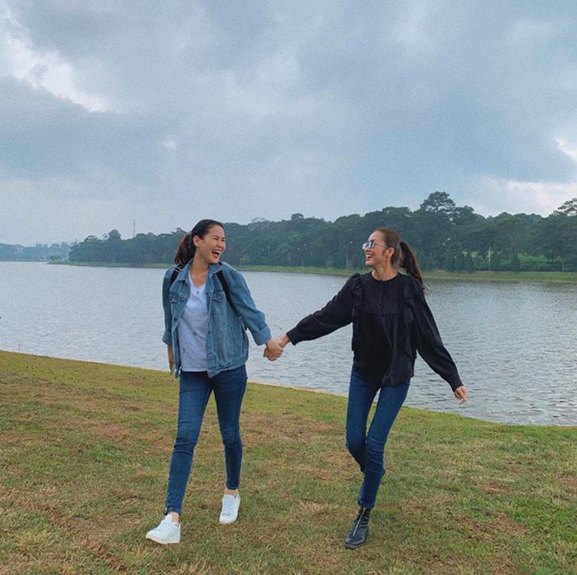 Style của Hà Tăng khi tụ tập với hội bạn: Không hề chơi trội lấn át ai, nhưng vẫn đẹp xinh chẳng chìm nghỉm giữa nhóm-3