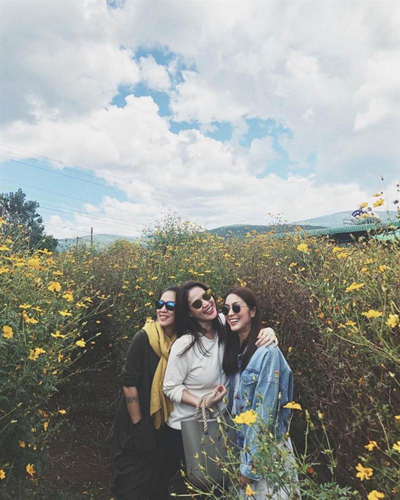 Style của Hà Tăng khi tụ tập với hội bạn: Không hề chơi trội lấn át ai, nhưng vẫn đẹp xinh chẳng chìm nghỉm giữa nhóm-5