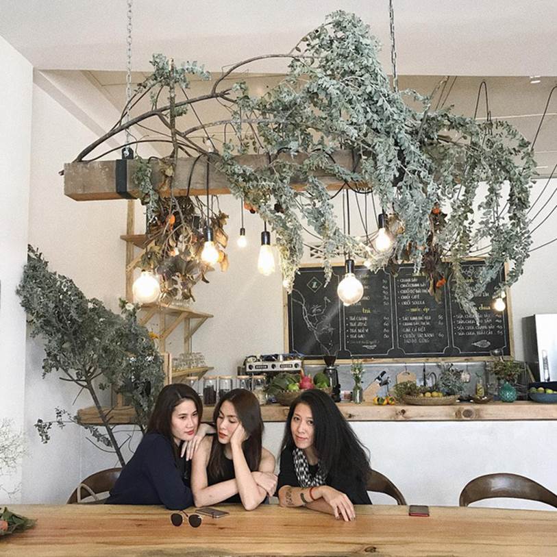 Style của Hà Tăng khi tụ tập với hội bạn: Không hề chơi trội lấn át ai, nhưng vẫn đẹp xinh chẳng chìm nghỉm giữa nhóm-6