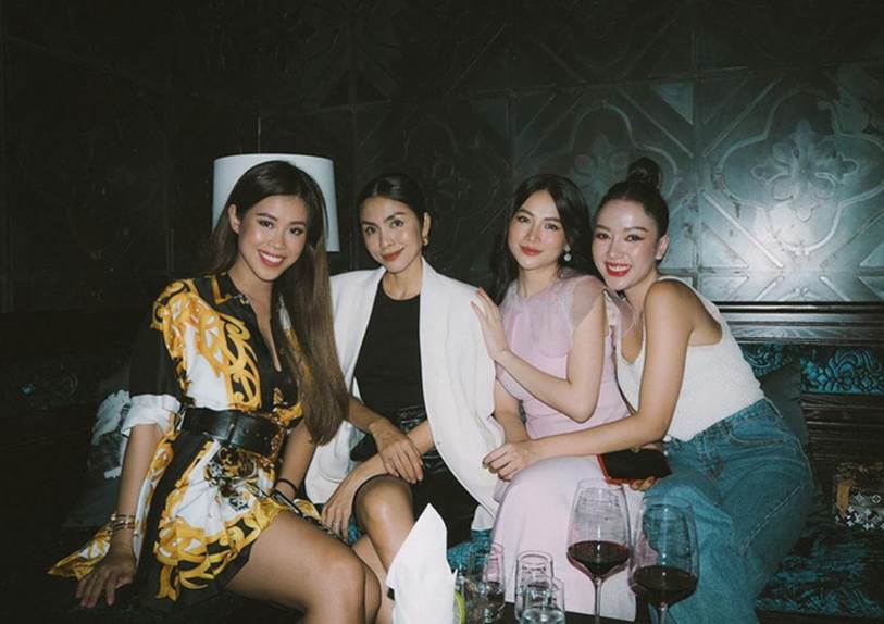 Style của Hà Tăng khi tụ tập với hội bạn: Không hề chơi trội lấn át ai, nhưng vẫn đẹp xinh chẳng chìm nghỉm giữa nhóm-8