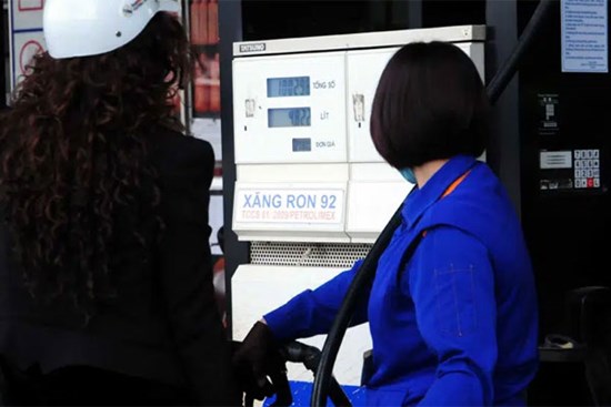 Giá xăng dầu tiếp tục tăng mạnh từ chiều nay