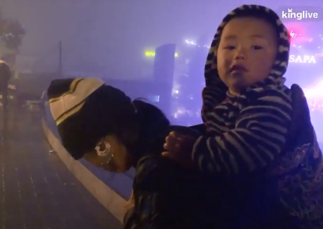 Trẻ con Sa Pa vẫn bị bố mẹ đẩy ra đường cày tiền giữa cái lạnh thấu xương 0 độ-5