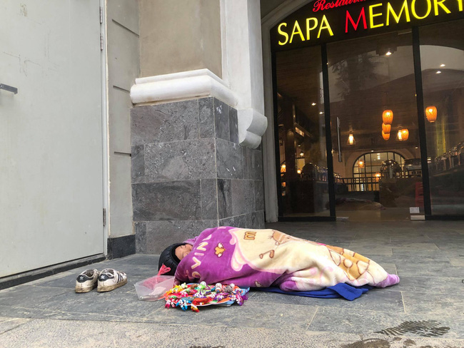 Trẻ con Sa Pa vẫn bị bố mẹ đẩy ra đường cày tiền giữa cái lạnh thấu xương 0 độ-10