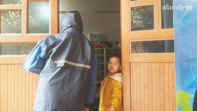 Hà Nội: Bí ẩn nhân thân 2 đứa trẻ bị bỏ rơi trên đê kèm lời nhắn bố mẹ nó đều chết rồi và hành động đáng ngờ của người phụ nữ phát hiện-5