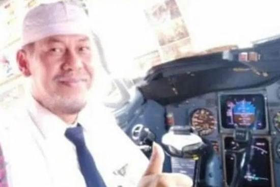 Hành động bất thường của cơ trưởng trước khi lên chuyến bay tử thần và thực hư hình ảnh nữ tiếp viên hàng không bật khóc khi máy bay sắp rơi