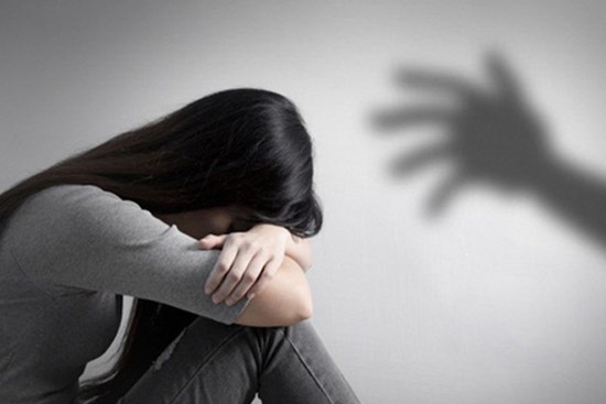 SỐC: Tài tử Hàn dụ dỗ nữ diễn viên đàn em đến biệt thự hẻo lánh và cưỡng bức, phạm tội xong vẫn thản nhiên đi quay phim
