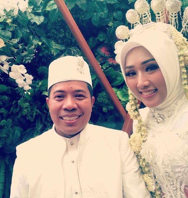 Xót xa cặp đôi mới cưới trên chuyến bay rơi ở Indonesia: Vợ thông minh và xinh đẹp, chồng là chính trị gia nổi tiếng-1