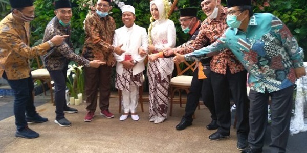 Xót xa cặp đôi mới cưới trên chuyến bay rơi ở Indonesia: Vợ thông minh và xinh đẹp, chồng là chính trị gia nổi tiếng-3