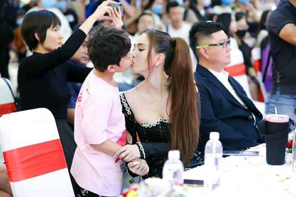 Hành vi hôn môi bé trai nhỏ tuổi của Ngọc Trinh có thể được xem là vi phạm pháp luật-4