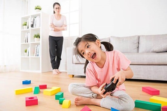 Người mẹ than trời vì lúc nào cũng phải theo dõi, nhắc nhở con mọi thứ. Làm thế nào để trẻ có thể tự giác làm việc của chúng?