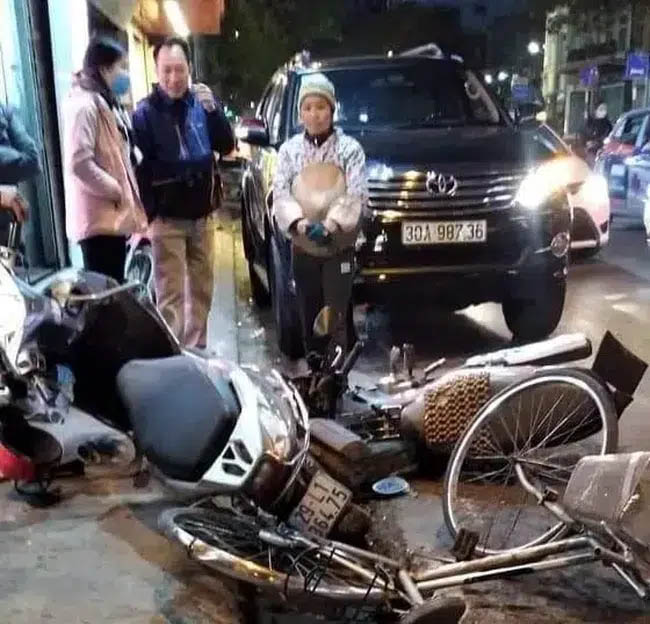 Hà Nội: Nữ tài xế lái xe điên tông hàng loạt xe máy giữa phố rồi bỏ trốn khỏi hiện trường-1