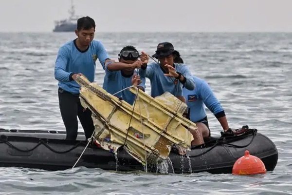 Video cận cảnh cảnh tượng hỗn độn dưới đáy biển nơi máy bay Indonesia rơi: Phương tiện bị phá hủy hoàn toàn, mảnh vỡ và thi thể người nằm rải rác-5