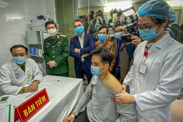 3 người Việt Nam đầu tiên được tiêm vaccine Covid-19 liều cao nhất-1