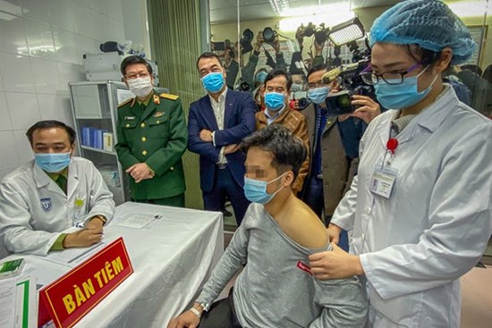 3 người Việt Nam đầu tiên được tiêm vaccine Covid-19 liều cao nhất