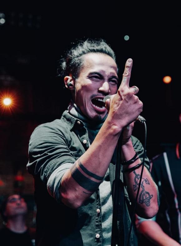 Vợ Phạm Anh Khoa tiết lộ chồng từng dọn đến khu phố nghèo sống sau khi sóng gió ập đến-3