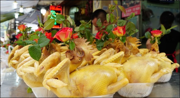 Cách luộc gà cúng Giao thừa không nứt, chín đều, vàng đẹp chị em vụng mấy cũng trở kịp bàn tay-2
