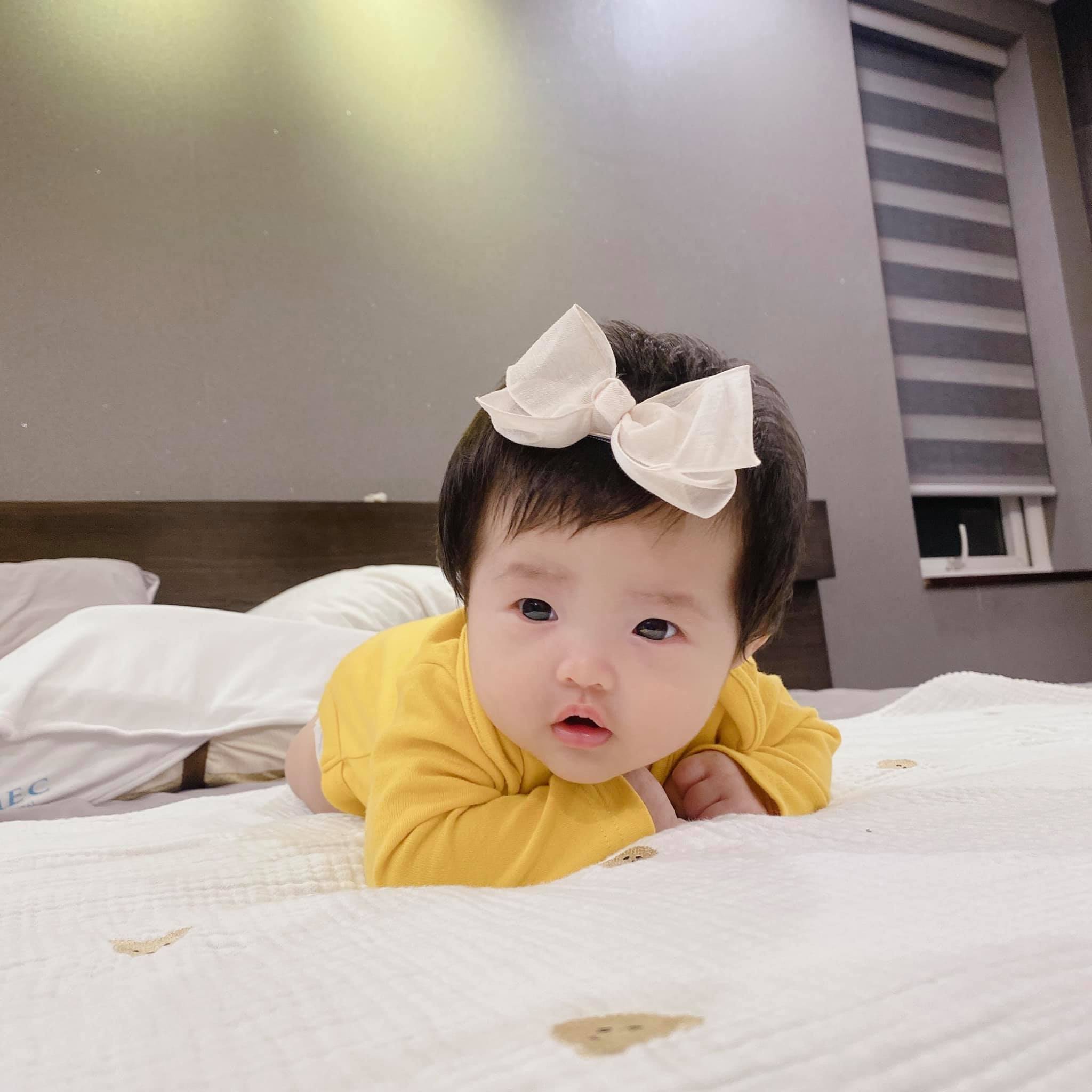 Đông Nhi đăng loạt ảnh cận cảnh con gái, dân mạng: Đích thị là ‘đẻ thuê’ rồi!-2