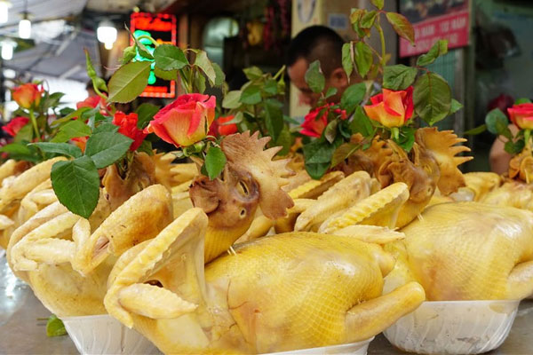 Luộc gà ai cũng biết, nhưng làm sao để gà ngọt đậm đà không bị nứt da thì tuyệt đối đừng nên bỏ qua mẹo dưới đây-6