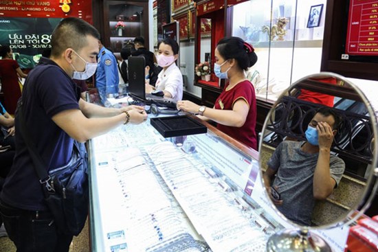 Giá vàng tiếp tục giảm sâu, nhà đầu tư chờ bắt đáy