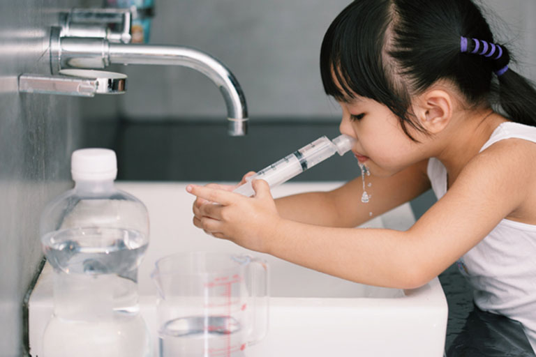 Em bé ngừng thở khi đang rửa mũi bằng nước muối sinh lý-1